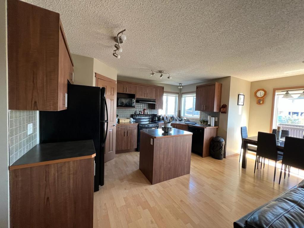 Spacious Comfortable Air-Conditioned. Near Airport! YYC Exterior foto